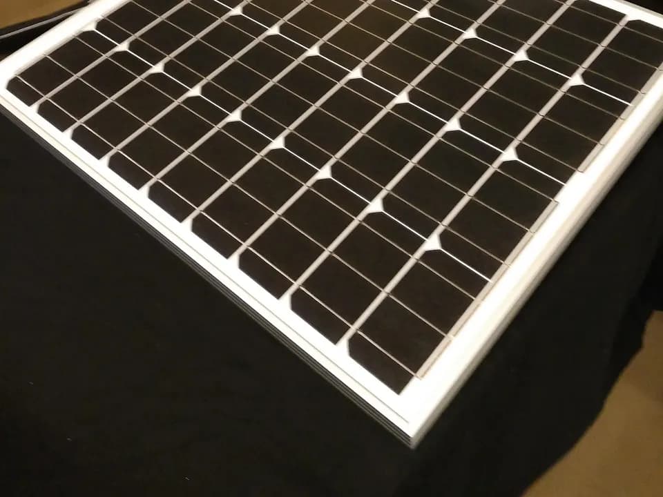 Small rigid panel with an aluminum frame, on a table